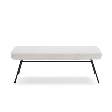 Banco de diseño con patas metálicas negras y asiento tapizado con tejido de pelo de borrego blanco