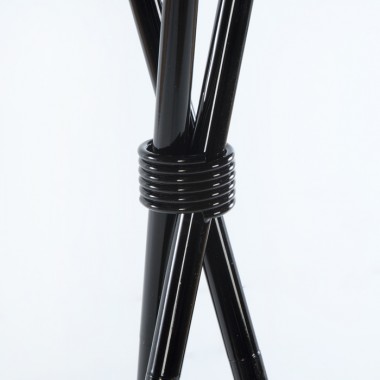 Lámpara de pie de diseño de tres patas de metal lacada en negro