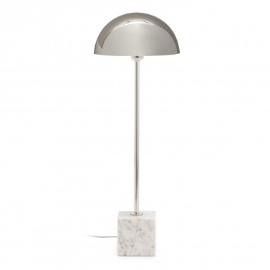 Lámpara de sobremesa de metal cromado con pantalla acampanada y base de mármol blanco.