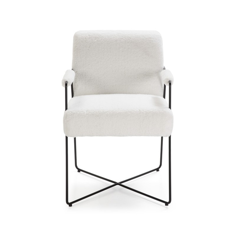 Sillón con estructura de metal lacada en negro y asiento tapizado en lana sintética blanca