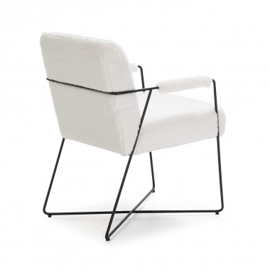 Sillón con estructura de metal lacada en negro y asiento tapizado en lana sintética blanca