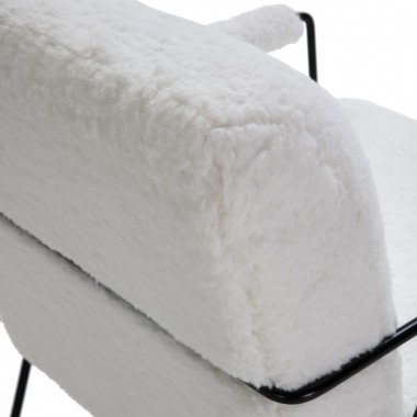 Sillón con estructura de metal lacada en negro y asiento tapizado en lana sintética blanca