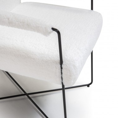 Sillón con estructura de metal lacada en negro y asiento tapizado en lana sintética blanca