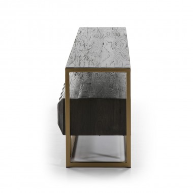 Mueble de televisión con estructura y patas en metal lacado en oro combinada con cajón y sobre en madera de olmo