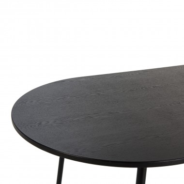 Mesa de comedor con patas de acero y sobre de madera todo lacado en negro