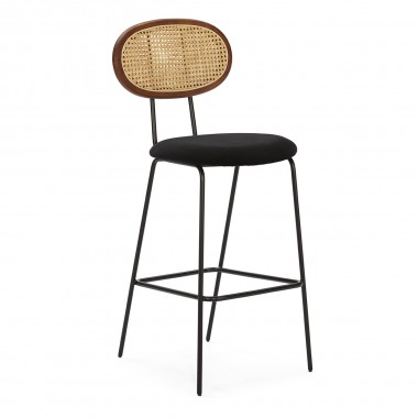 Taburete alto o silla de bar de estructura metálica negra con asiento de terciopelo y respaldo en ratán y madera de nogal.