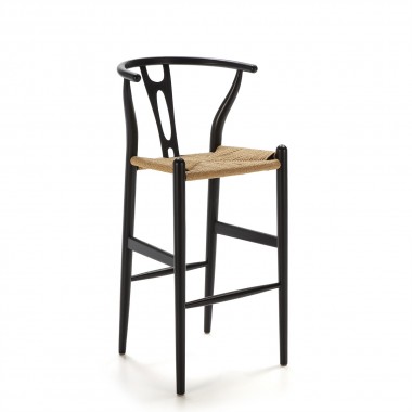 Taburete alto o silla de bar de madera lacada negra con asiento de ratán trenzado.