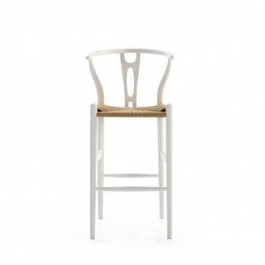 Taburete alto o silla de bar de madera lacada blanca con asiento de ratán trenzado.
