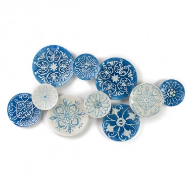 Aplique de pared de metal en tonalidades azules y blancas compuesto por platos ornamentales de tamaño variable.