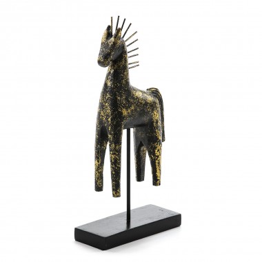 Figura de resina de caballo negro con toques dorados sobre soporte de estilo étnico.