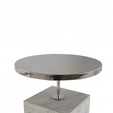Mesa auxiliar con base cuadrada de mármol blanco y sobre redondo de metal niquelado.