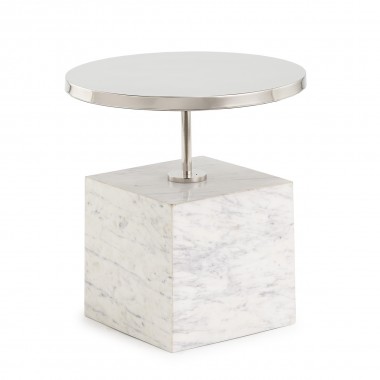 Mesa auxiliar con base cuadrada de mármol blanco y sobre redondo de metal niquelado.