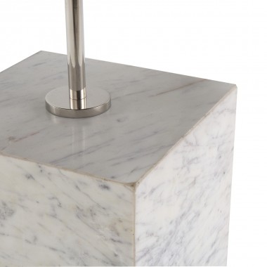 Mesa auxiliar con base cuadrada de mármol blanco y sobre redondo de metal niquelado.