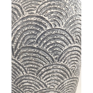Jarrón florero gris oscuro de resina texturado