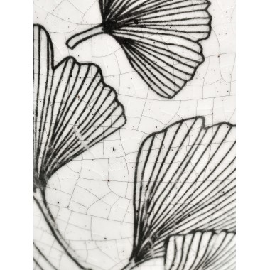 Macetero cerámico blanco con dibujo de hojas de Ginkgo Biloba. Efecto craquelado.