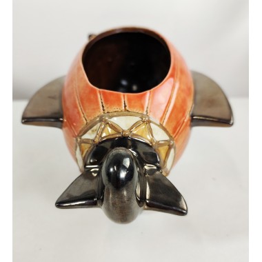 Macetero de cerámica con forma de avión de hélice.