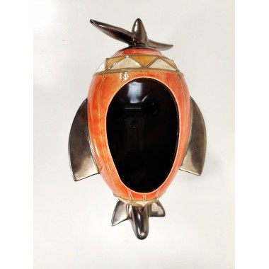 Macetero de cerámica con forma de avión de hélice.