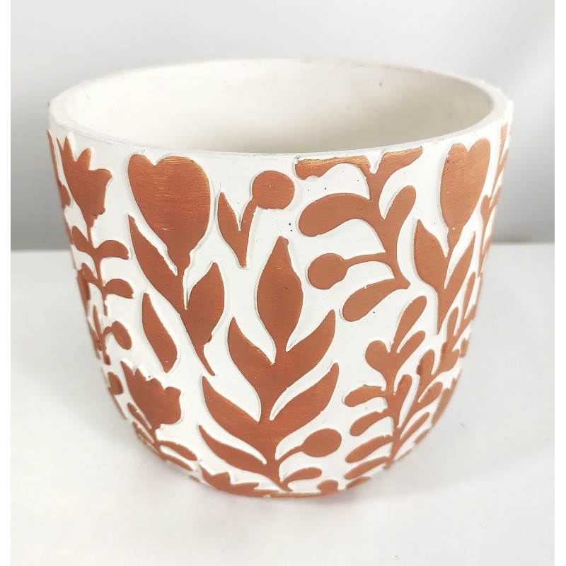 Macetero cerámico blanco con dibujo en relieve de estilo floral en color terracota.