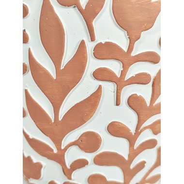 Macetero cerámico blanco con dibujo en relieve de estilo floral en color terracota.