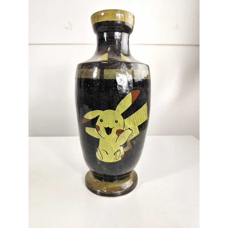 Jarra de cerámica artesanal con dibujo de Pikachu. Pieza exclusiva creada por la artista madrileña Jandra Potter.