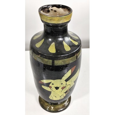 Jarra de cerámica artesanal con dibujo de Pikachu. Pieza exclusiva creada por la artista madrileña Jandra Potter.