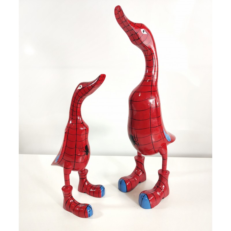 Figuras de ocas disfrazadas de Spiderman. Producto artesanal y pintado a mano.