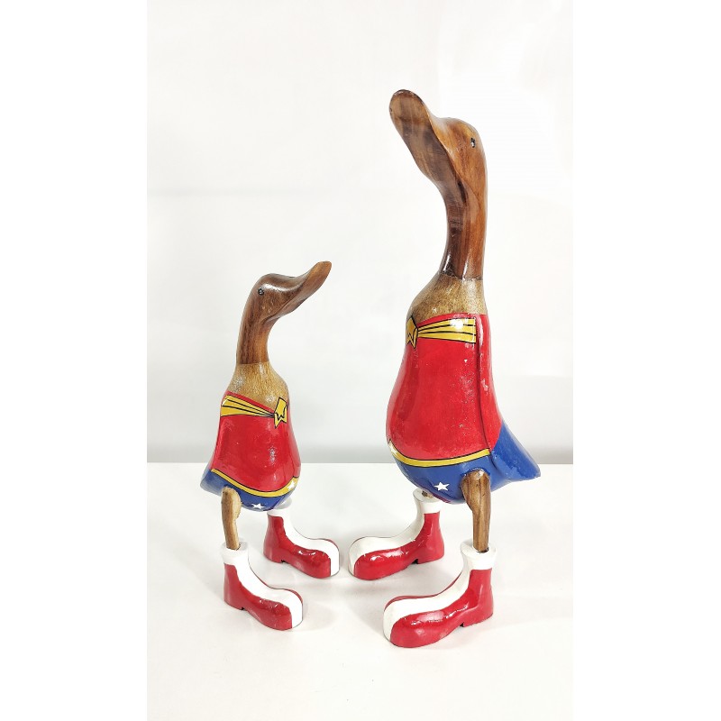 Figuras de ocas artesanales de madera pintadas a mano como Wonder Woman.