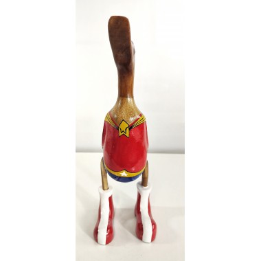 Figuras de ocas artesanales de madera pintadas a mano como Wonder Woman.