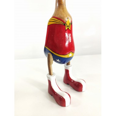 Figuras de ocas artesanales de madera pintadas a mano como Wonder Woman.