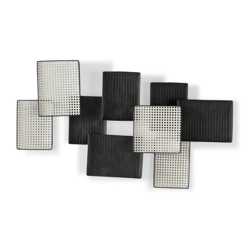 Aplique de pared de metal en blanco y negro formado por rejillas rectangulares.