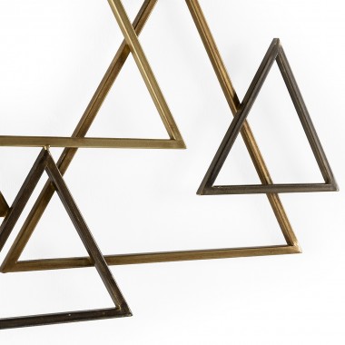 Aplique de pared de metal compuesto por triángulos solapados a distintos niveles.
