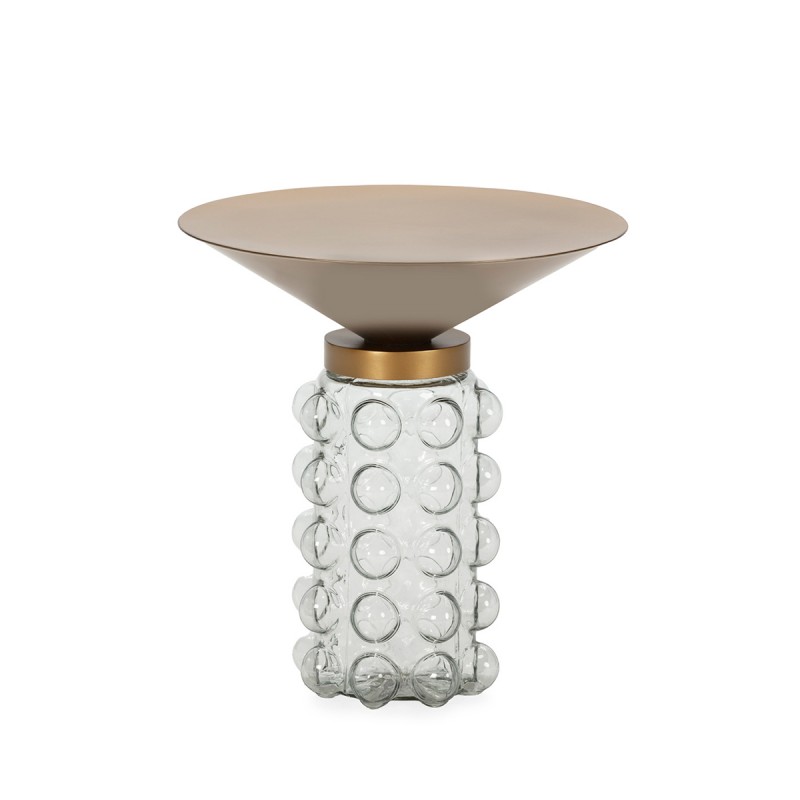 Mesa auxiliar con base de vidrio y sobre redondo de metal en dorado.