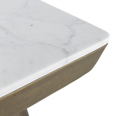 Mesa auxiliar metálica en acabado dorado antique con base de mármol blanco de Baswarra.
