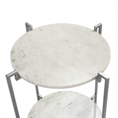 Mesa auxiliar redonda de dos niveles con tablero de mármol blanco y patas de acero inoxidable.