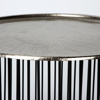 Mesa auxiliar redonda de hierro con tablero grabado en acabado plateado.
