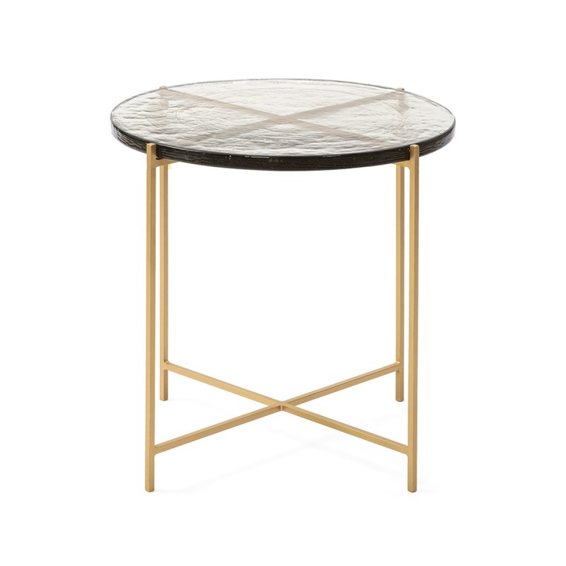 Mesa auxiliar con sobre de vidrio rústico y patas metálica lacadas en dorado.