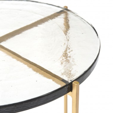 Mesa auxiliar con sobre de vidrio rústico y patas metálica lacadas en dorado.