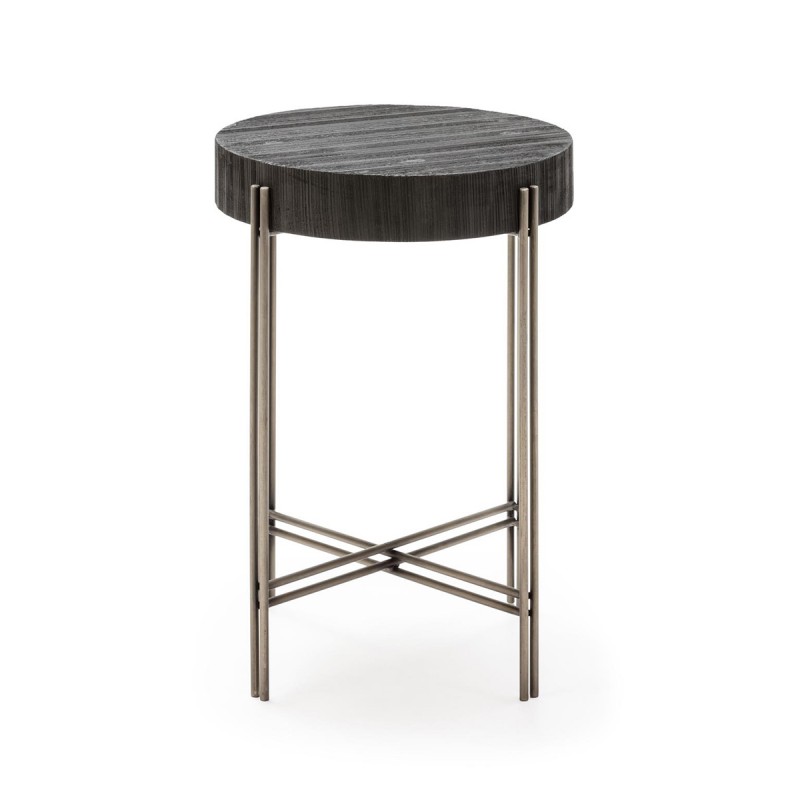 Mesa auxiliar con base metálica en acabado níquel y sobre redondo de madera maciza negra.