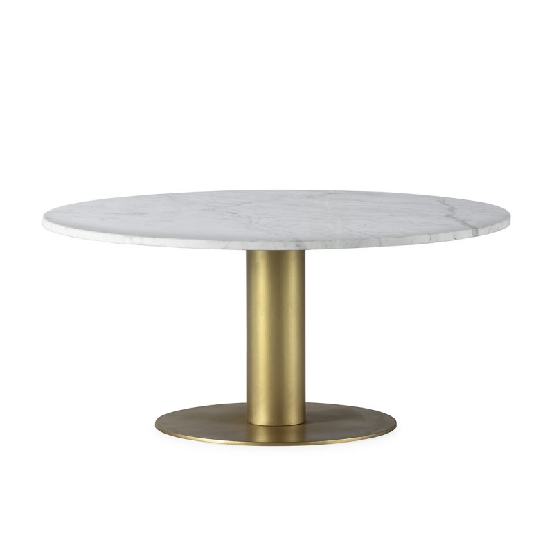 Mesa de centro con base metálica dorada y sobre circular de 90 cm de diámetro en mármol blanco.