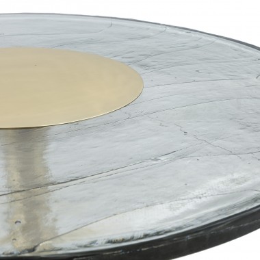 Mesa de centro redonda con base de aluminio en dorado y sobre de 86 cm de diámetro de vidrio rústico.
