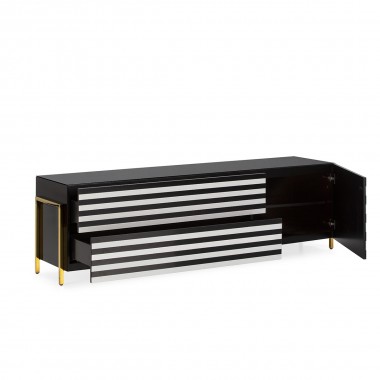 Mueble de televisión con estructura de acero lacada en negro y puertas decoradas con franjas de vidrio. Patas metálicas doradas.