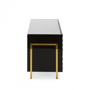 Mueble de televisión con estructura de acero lacada en negro y puertas decoradas con franjas de vidrio. Patas metálicas doradas.