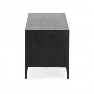 Mueble de televisión con estructura en madera negra y frontales de ratán. Patas metálicas negras.
