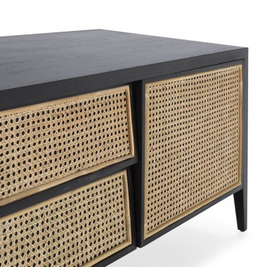 Mueble de televisión con estructura en madera negra y frontales de ratán. Patas metálicas negras.