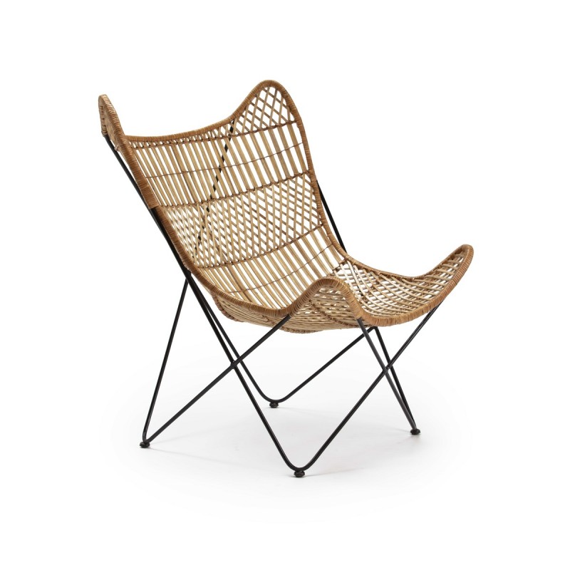 Sillón de mimbre con patas metálicas ligeras lacadas en negro.