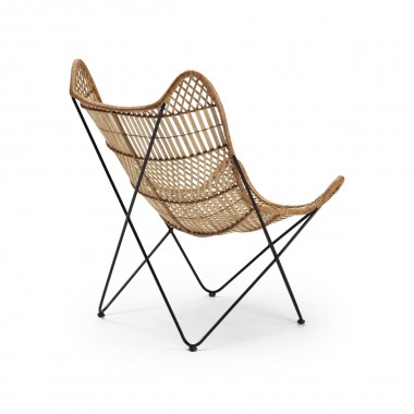 Sillón de mimbre con patas metálicas ligeras lacadas en negro.