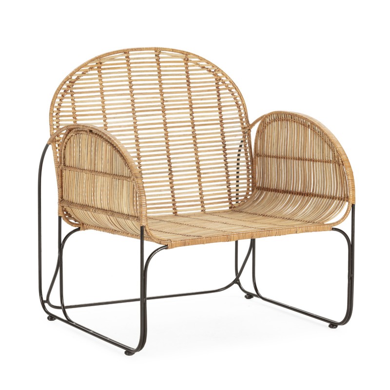 Sillón de mimbre con patas metálicas ligeras lacadas en negro.