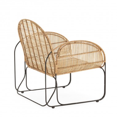 Sillón de mimbre con patas metálicas ligeras lacadas en negro.
