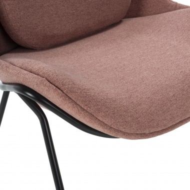 Sillón de poliéster rosa con patas metálicas negras.