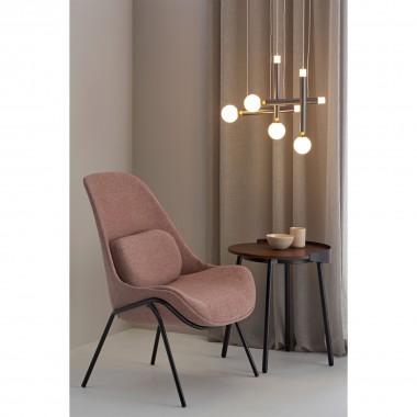 Sillón de poliéster rosa con patas metálicas negras.